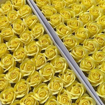 Роза стандарт жовтая